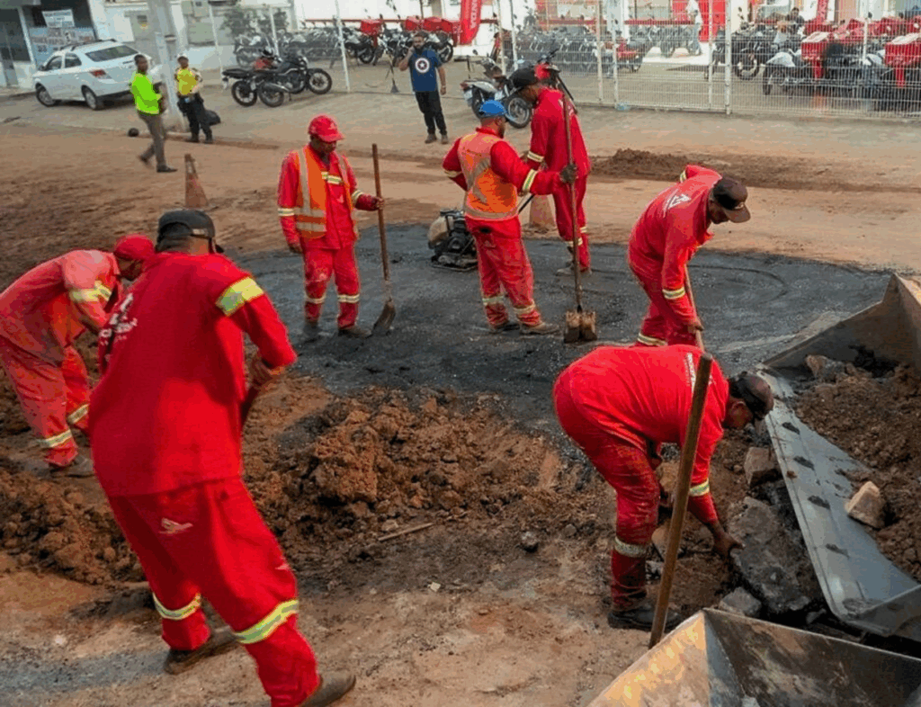 Colaboradores da Rockefeller Ambiental realizando o serviço de Drenagem Urbana. 